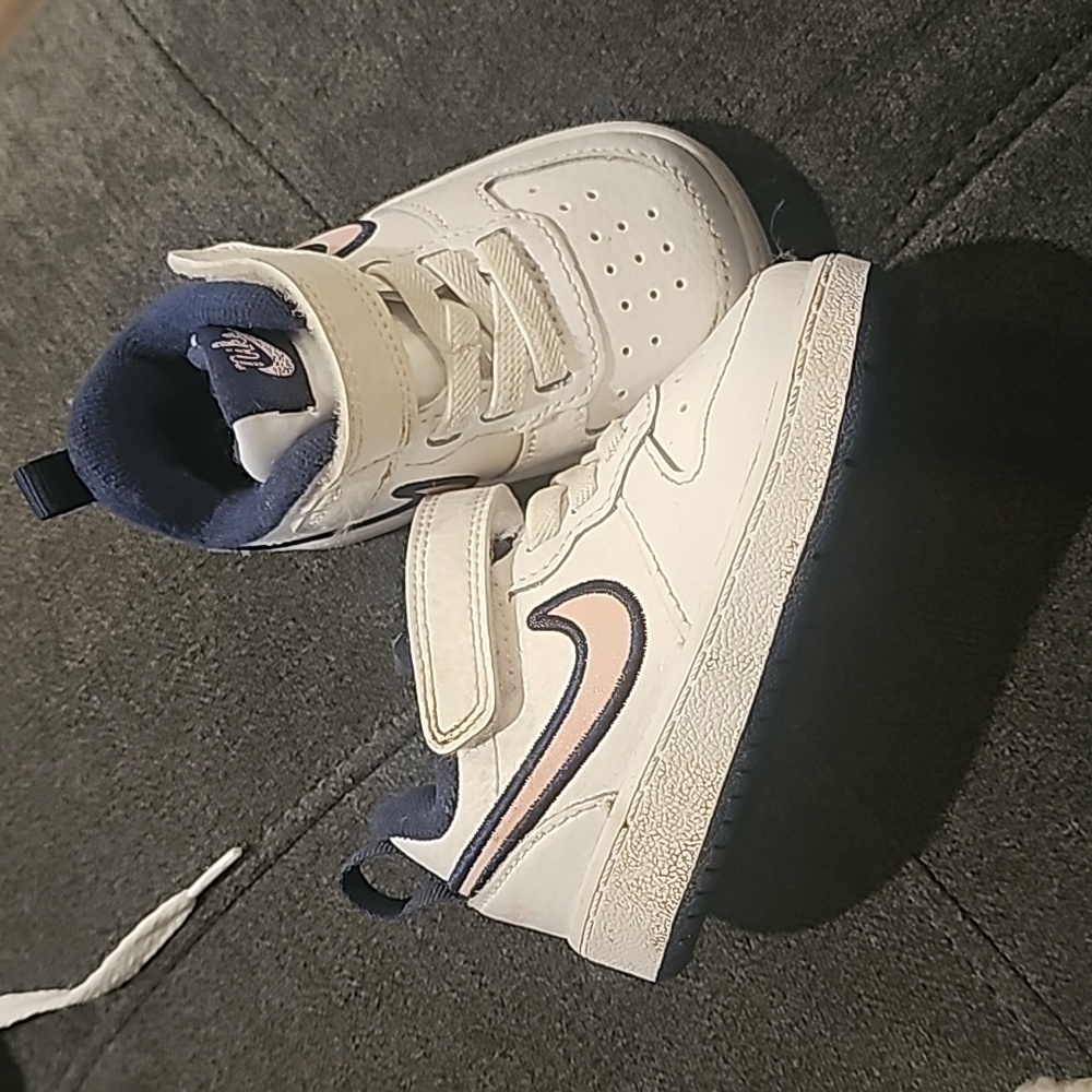 Nike White and Blue Sneakers Classic Low-Top Design